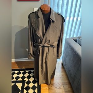 Men’s gleneagles double breasted lined trench coat. Size 40r.